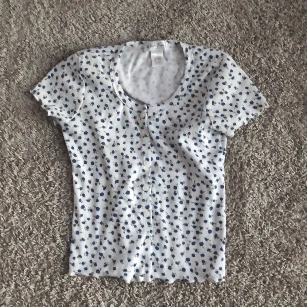 A white t shirt with blue roses